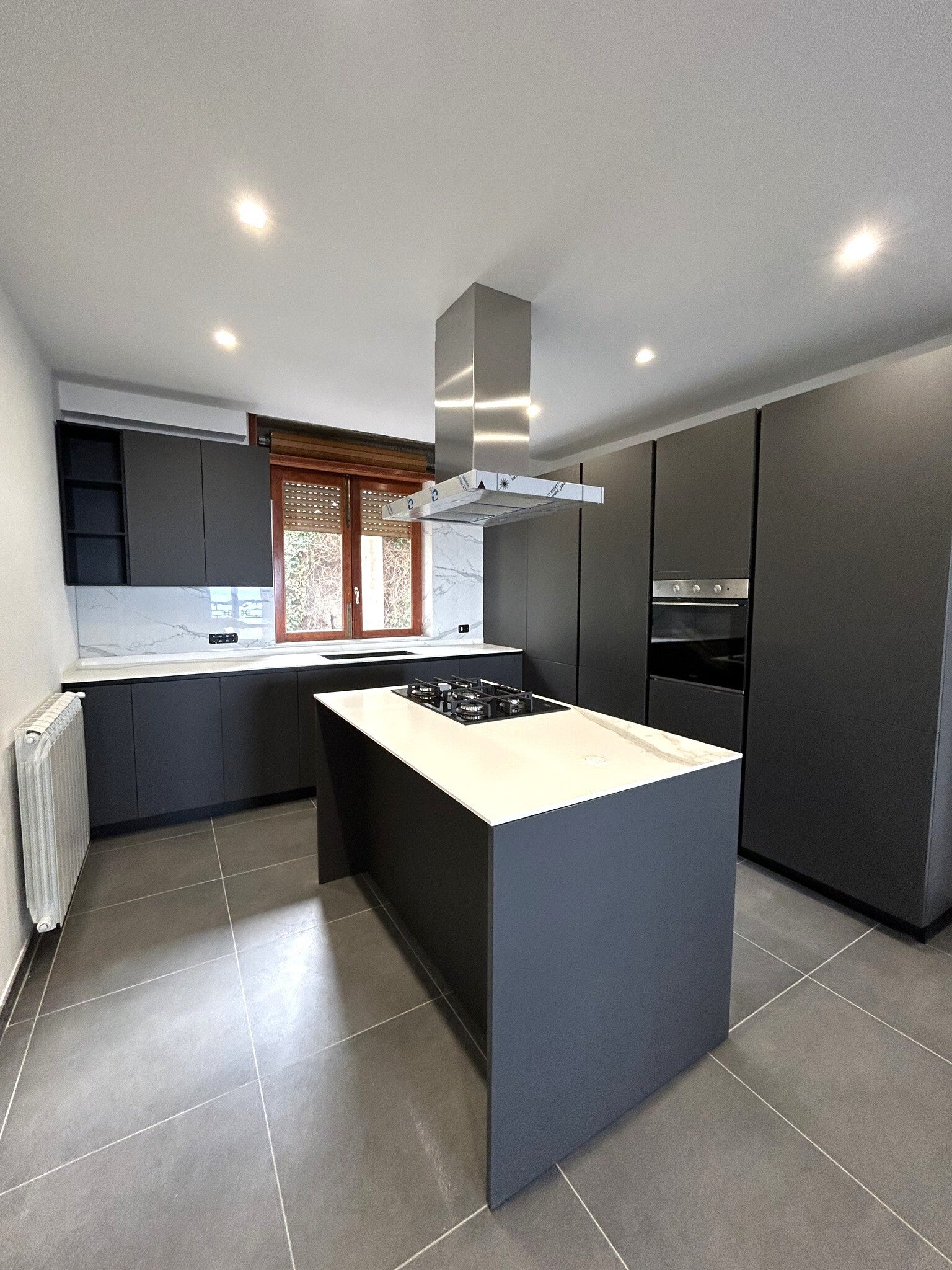isola-e-colonne-nero-2b-standard.jpg