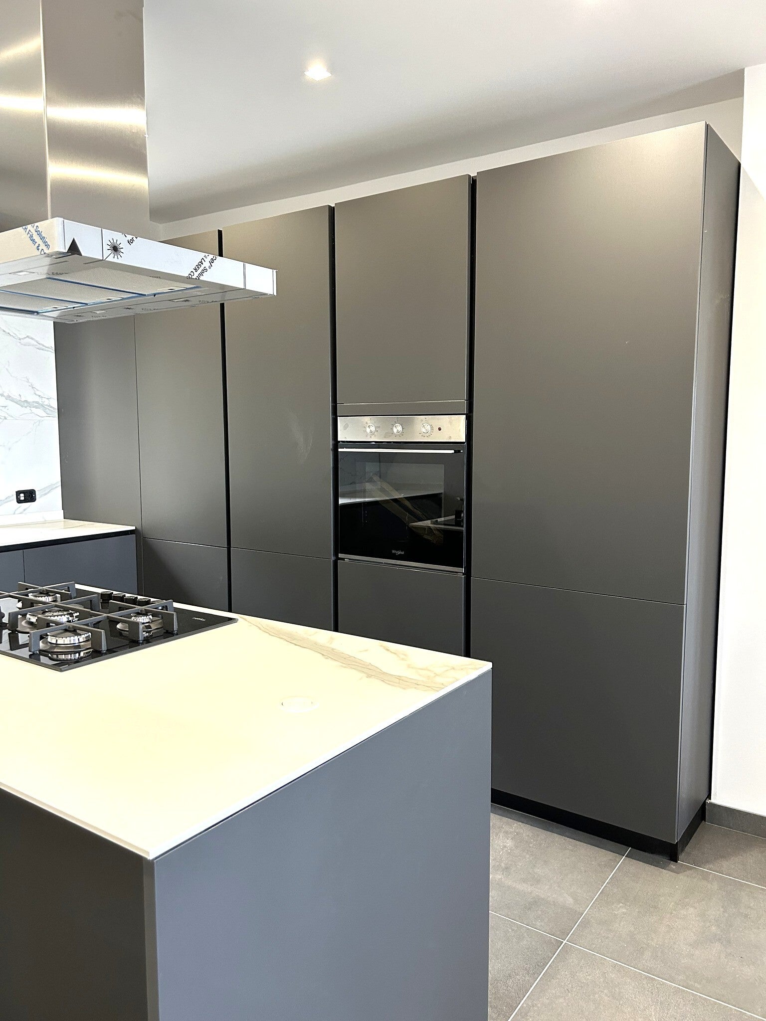 isola-e-colonne-nero-3b-standard.jpg