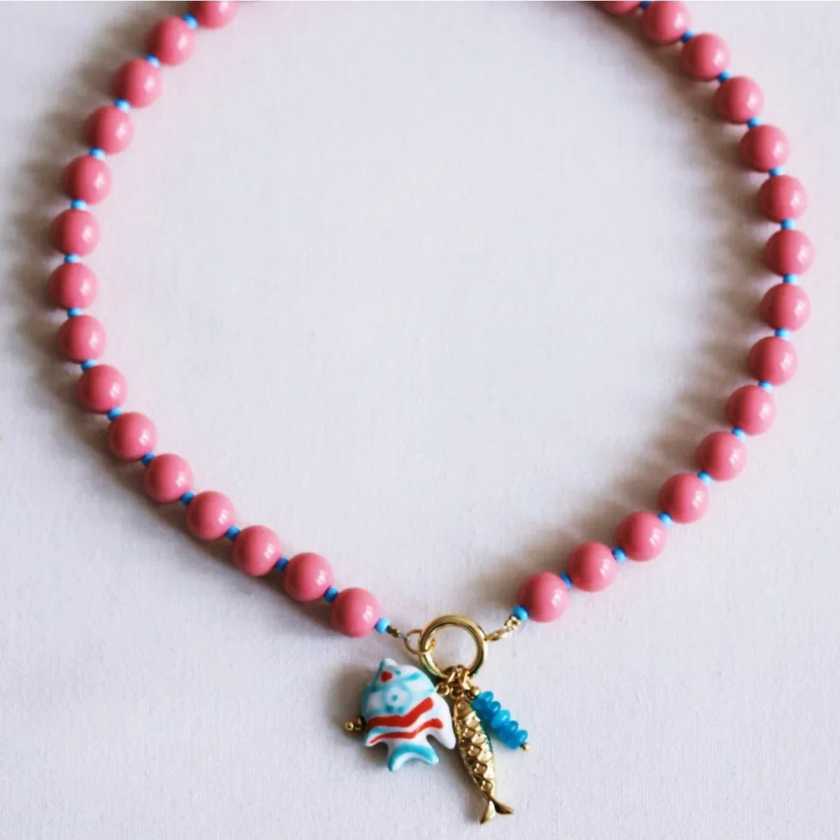 Collier de perles Miyuki avec breloques - corail/bleu
