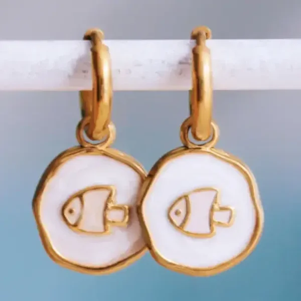 Boucles d'oreilles créoles en acier inoxydable avec pendentif poisson rond - crème