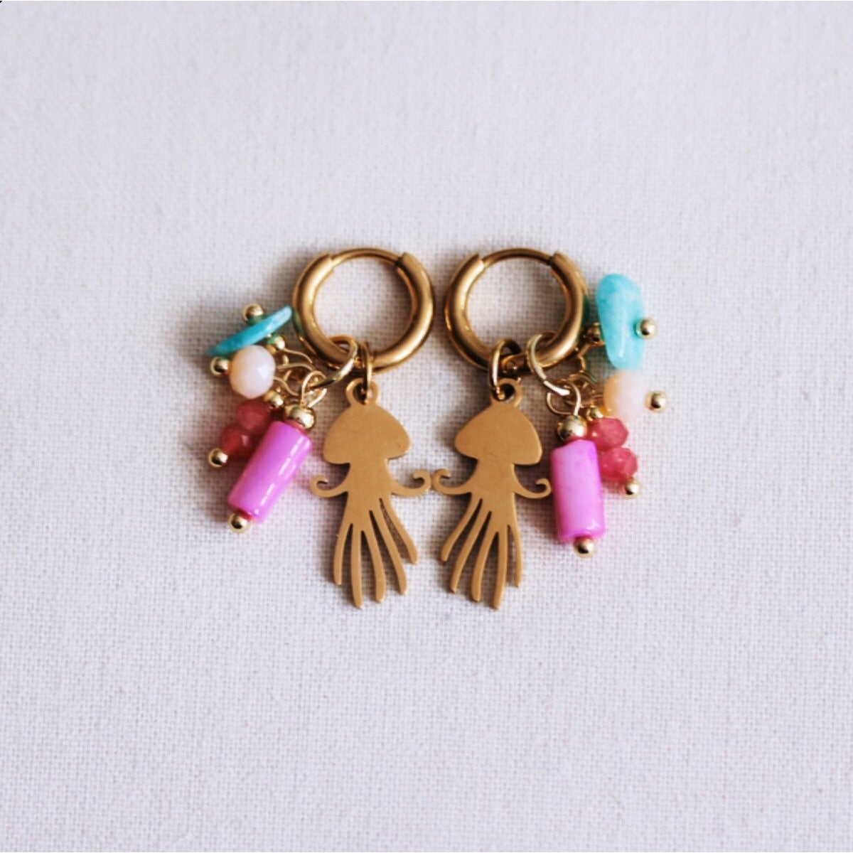 Boucles d'oreilles créoles en acier inoxydable ornées de méduses et de petits motifs colorés