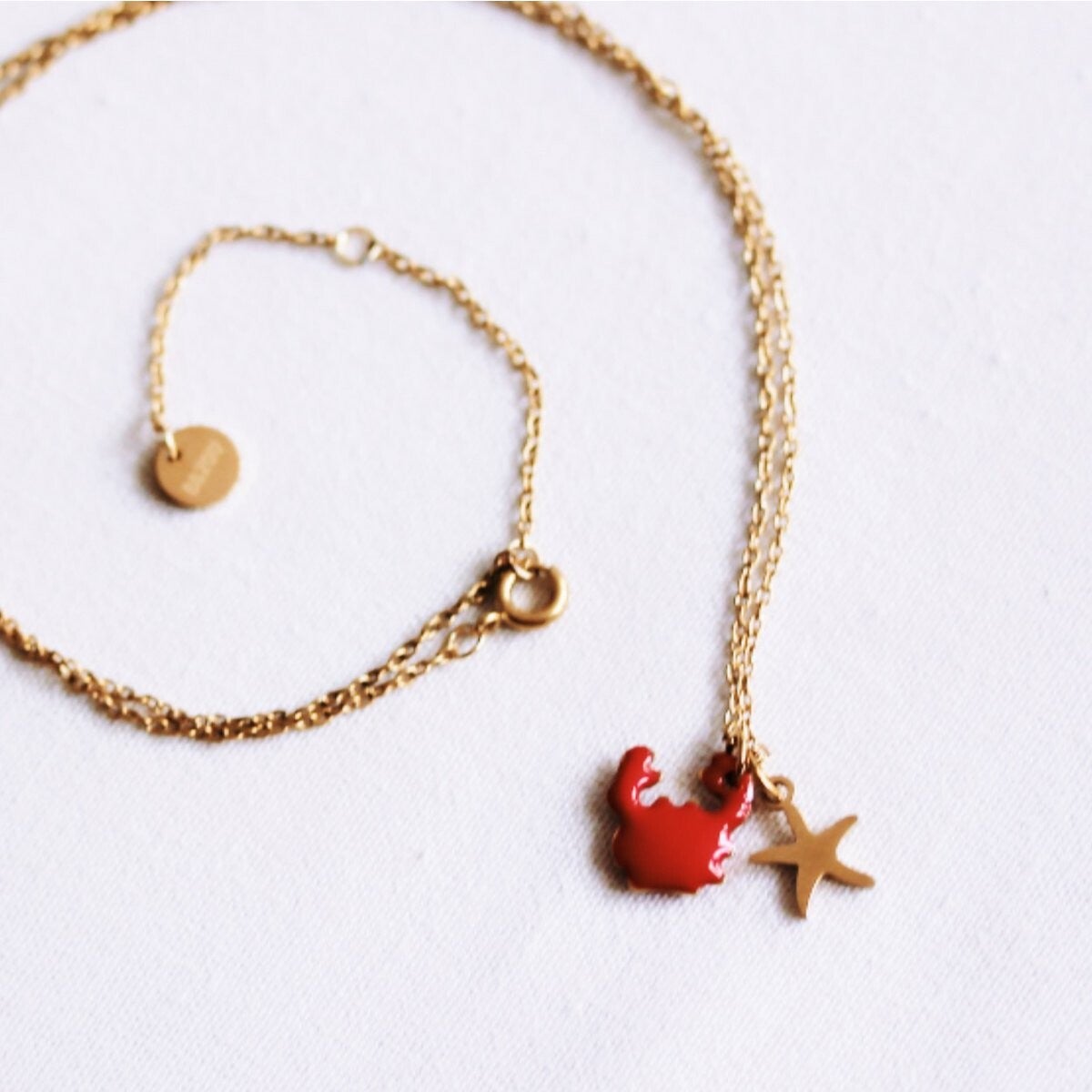 Collier délicat orné de petits crabes - rouge/or