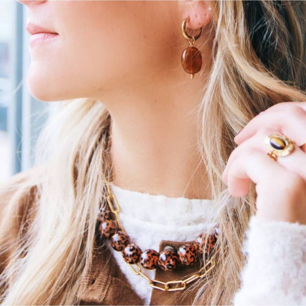 Grande créole avec breloque ovale en résine - camel