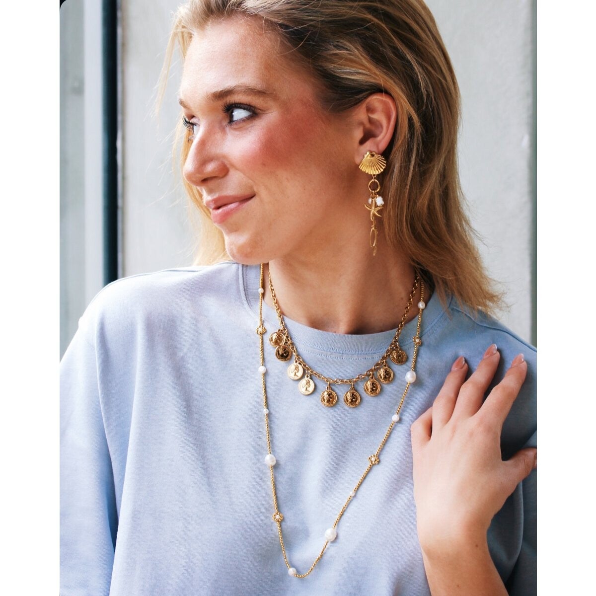 Long collier de perles et de marguerites