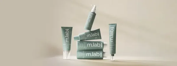 "Offrez à votre cuir chevelu un véritable Scalp Facial. Brosse de massage offerte pour l'achat du rituel M LAB."