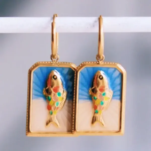 Boucles d'oreilles créoles en acier avec une breloque colorée en forme de petit poisson