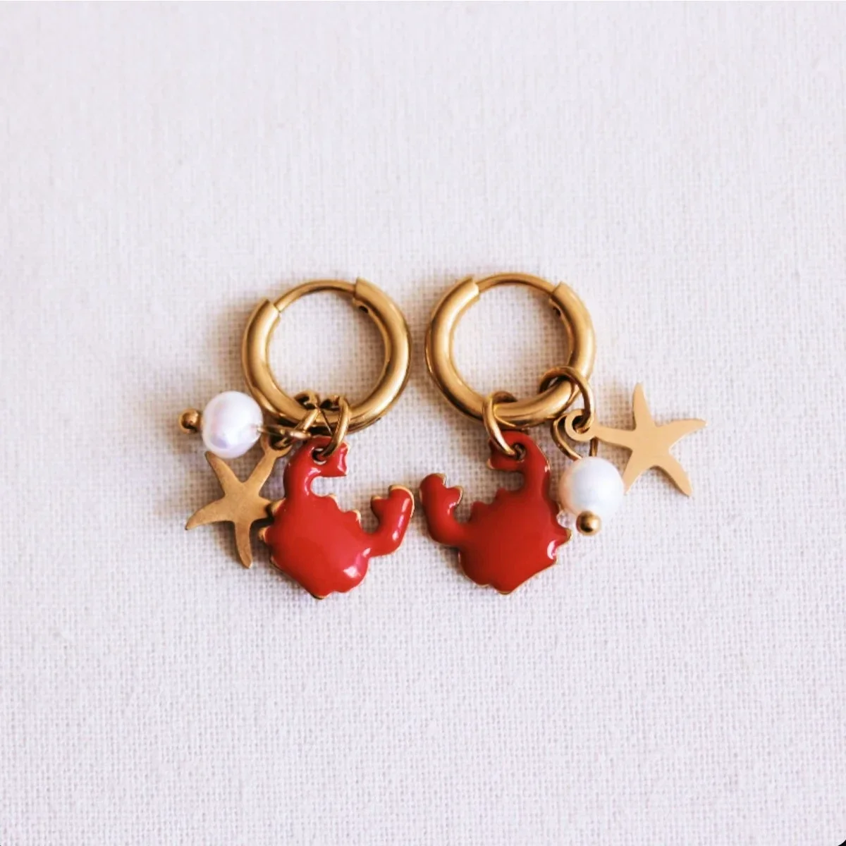 Article incontournable ! Strass et facettes sont toujours tendance et apportent une touche d'élégance à toutes vos tenues. Relevez vos cheveux pour mettre en valeur ces boucles d'oreilles et associez-les à des bijoux discrets pour un effet encore plus spe