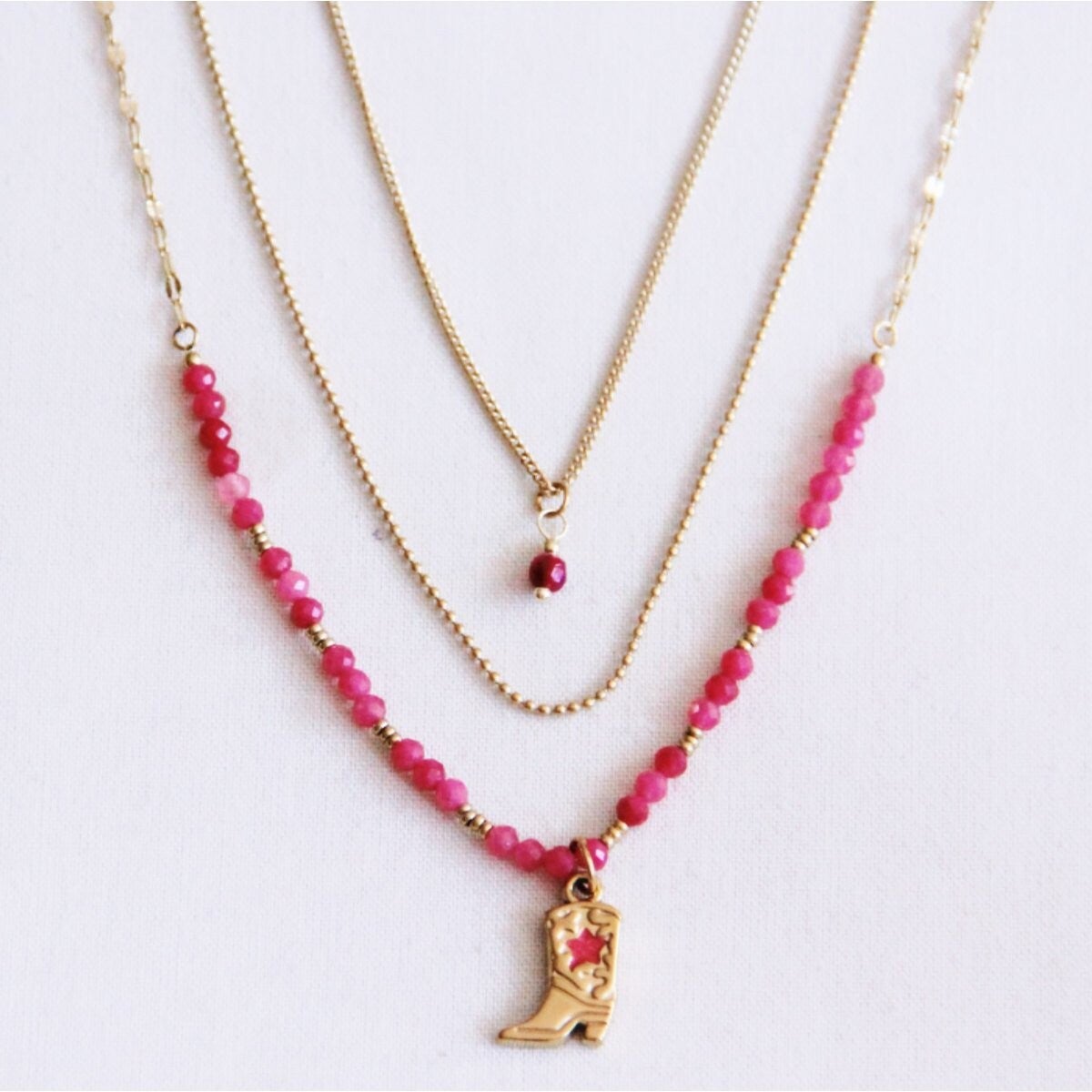 Collier triple botte de cowboy et facettes - rose