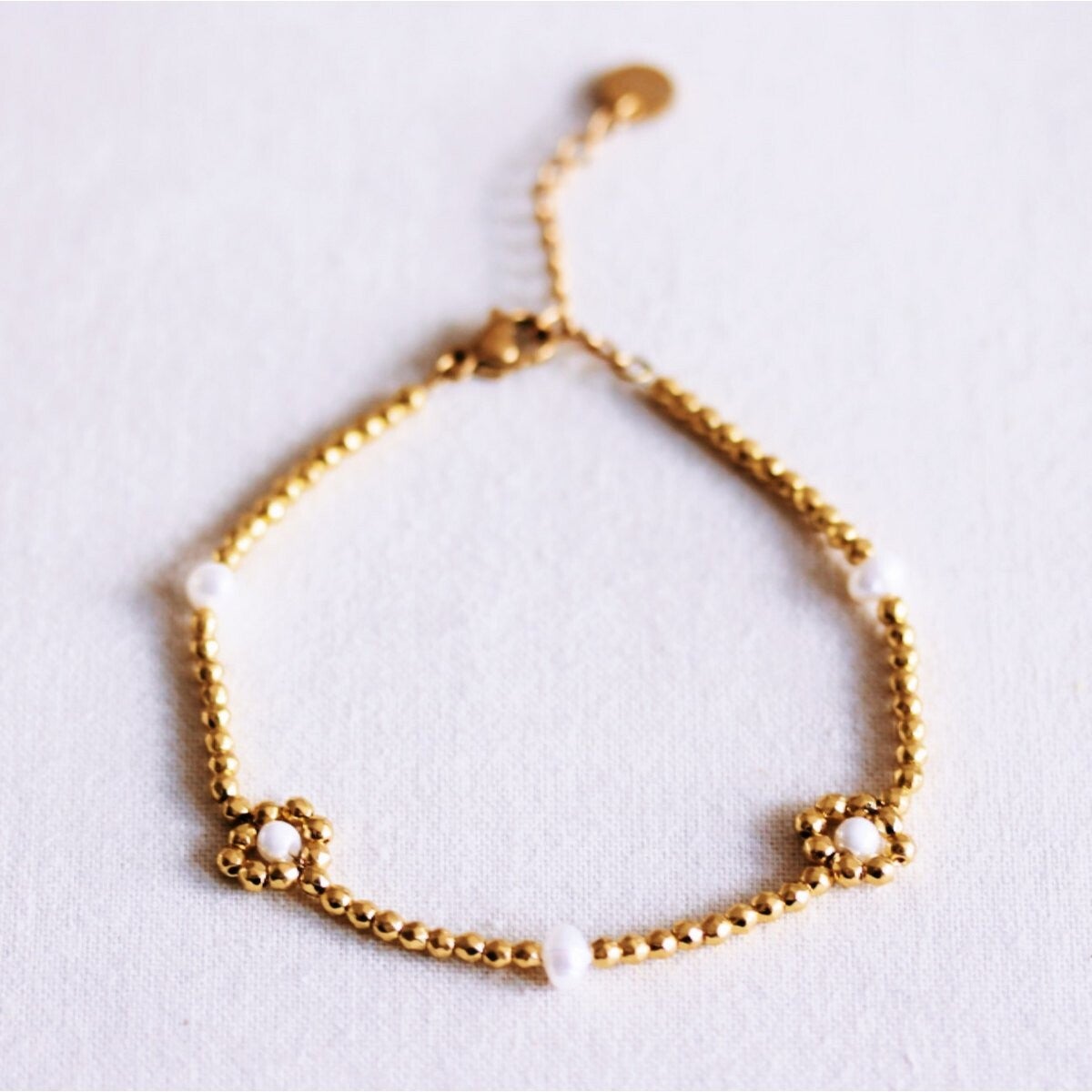 Bracelet de perles orné de marguerites
