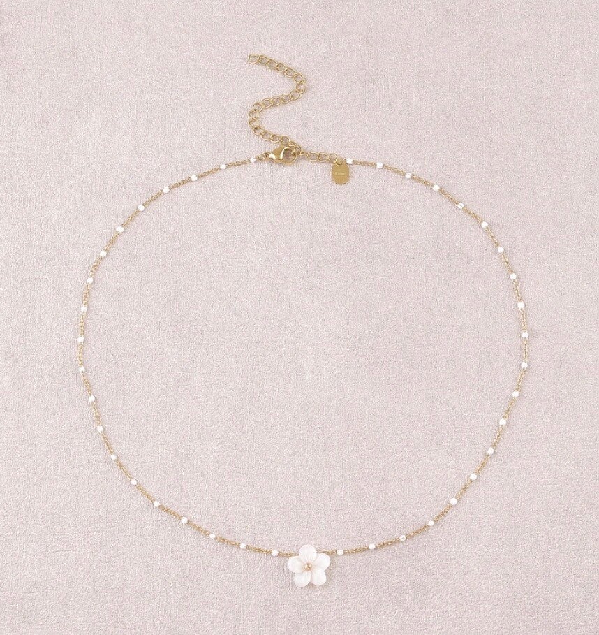 Collier aux touches émaillés et fleur nacré