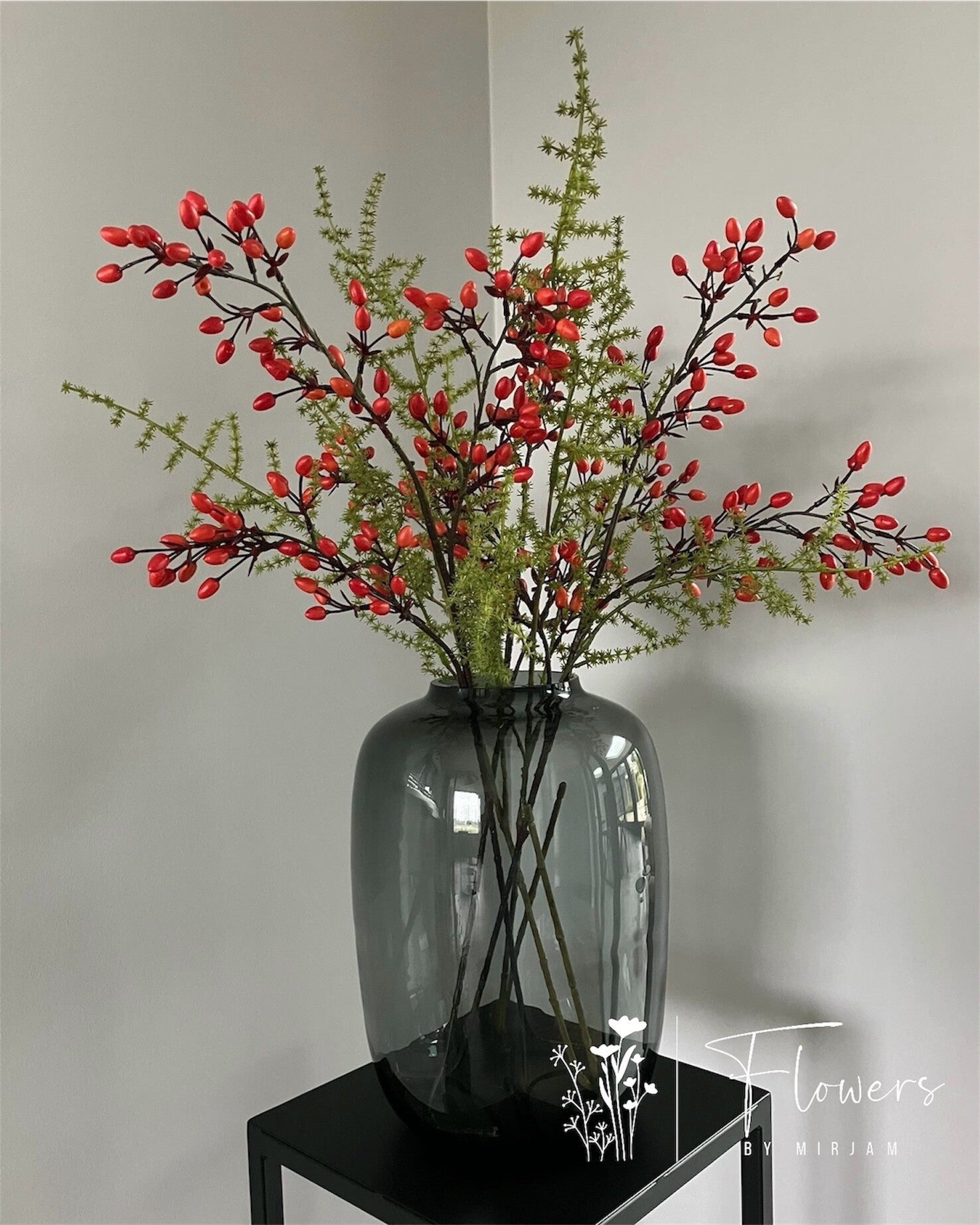 Boeket asparagus met oranje bessen