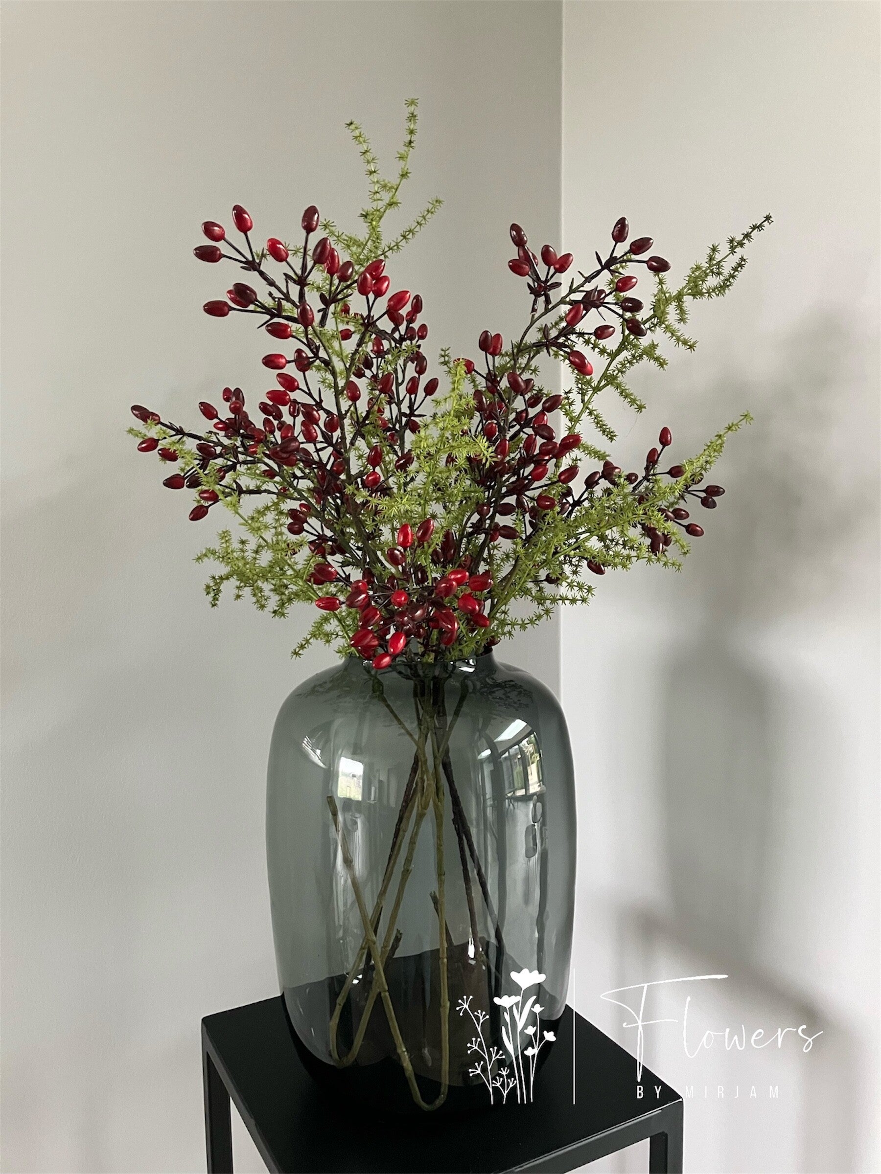 Boeket asparagus en rode bessen