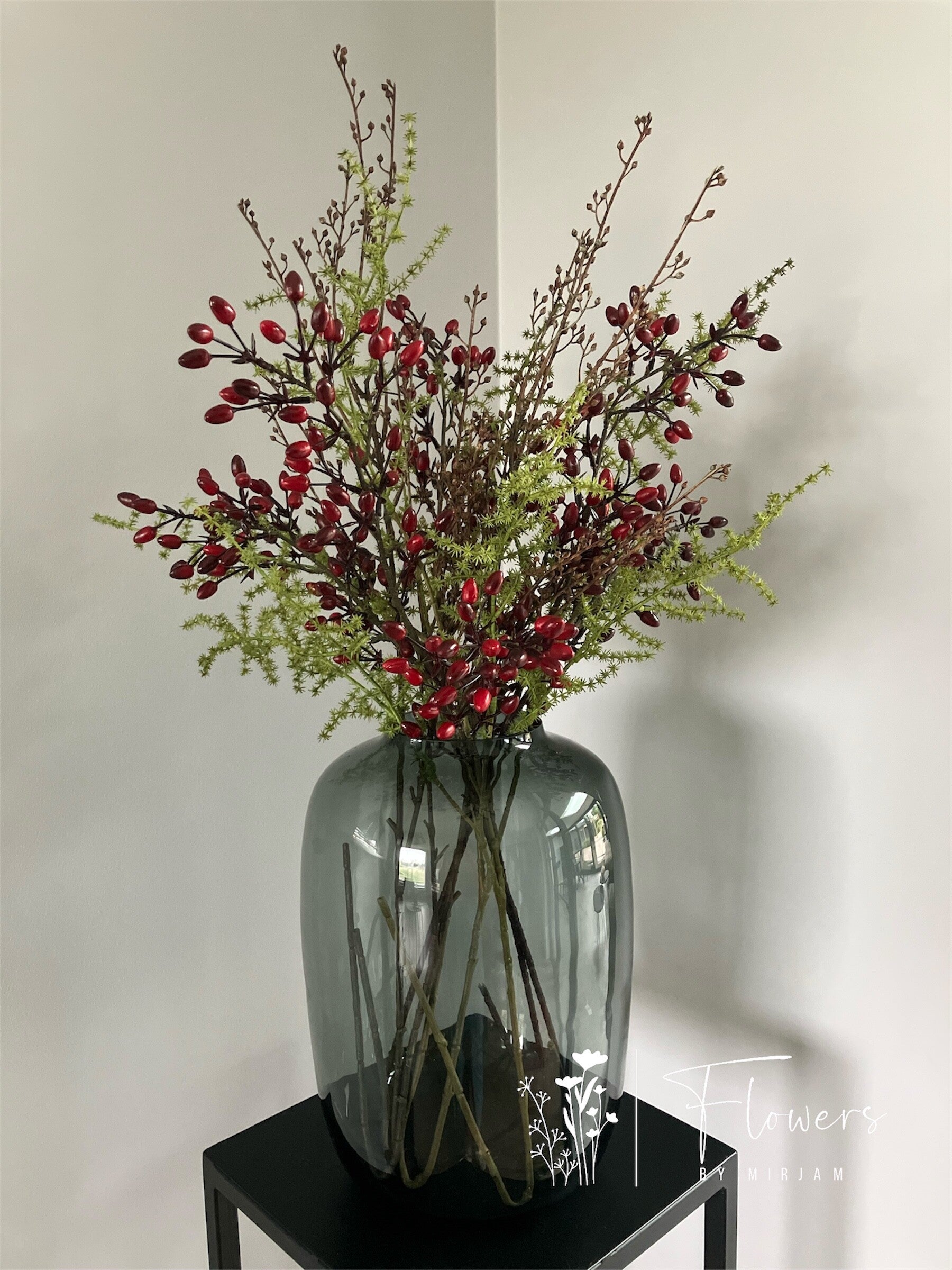 Boeket asparagus, rode en bruine besjes