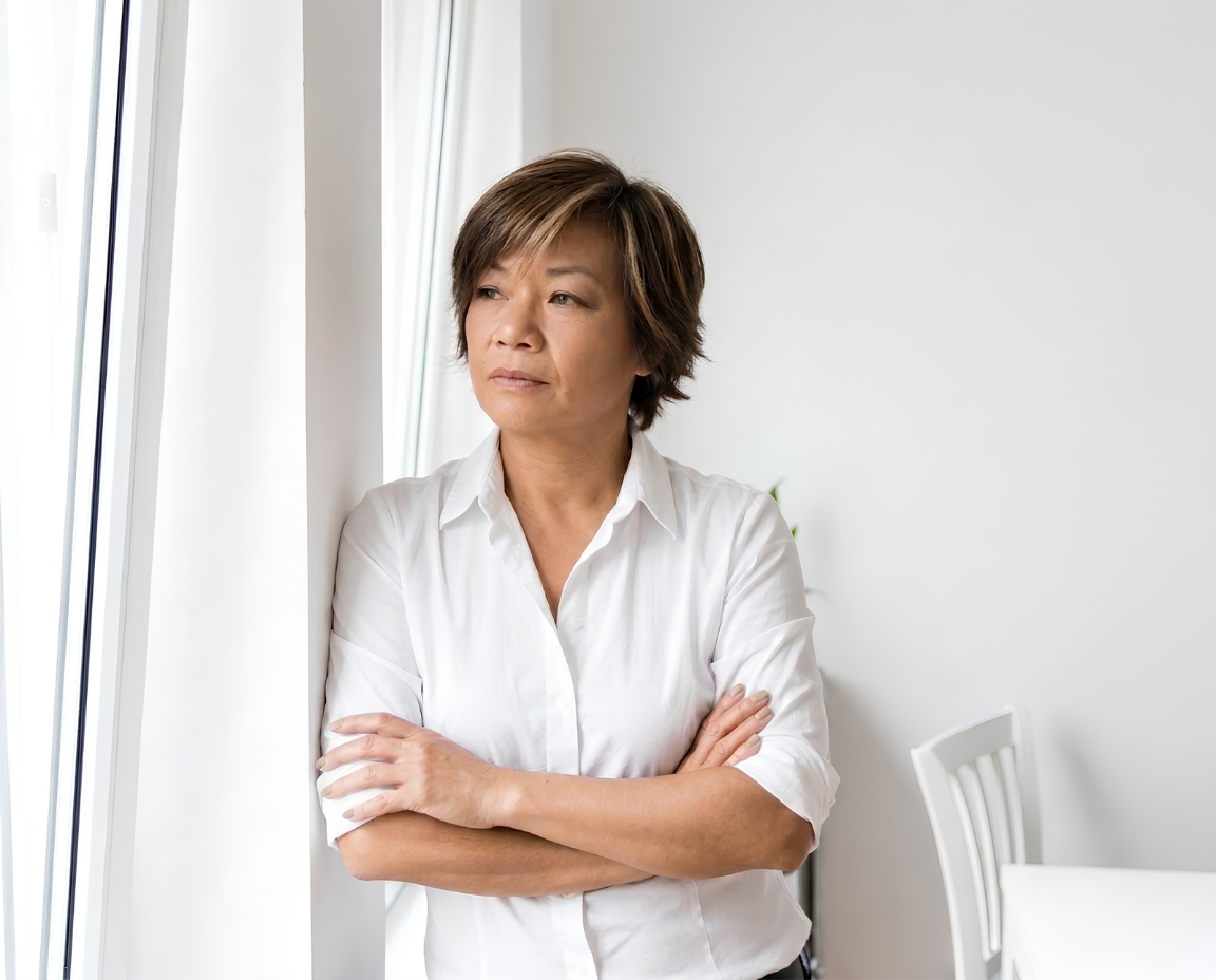 Nhung Hélène Boghossian, Coach Mindset & Human Design, posture assurée près d'une fenêtre