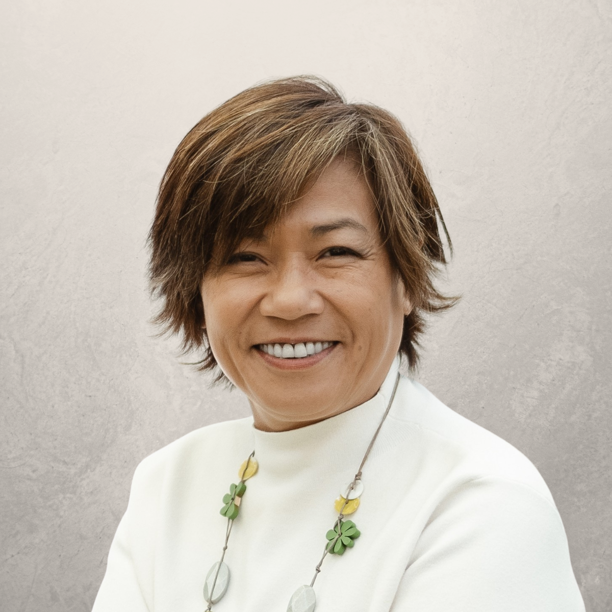 Nhung Hélène Boghossian, Coach Mindset & Human Design, souriant en tenue claire