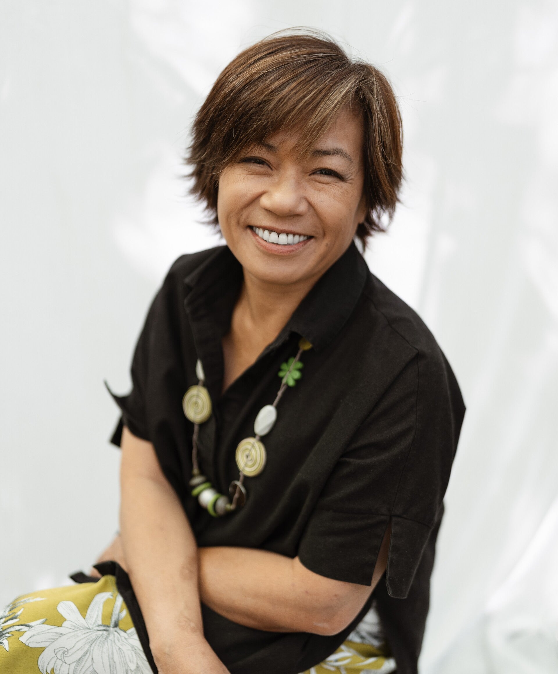 Nhung Hélène Boghossian, Coach Mindset & Human Design, souriant en tenue sombre