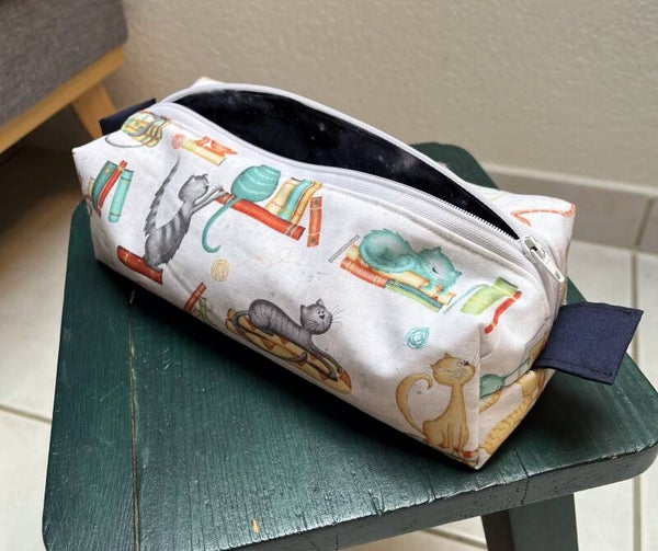 Plumier motif chat et livres