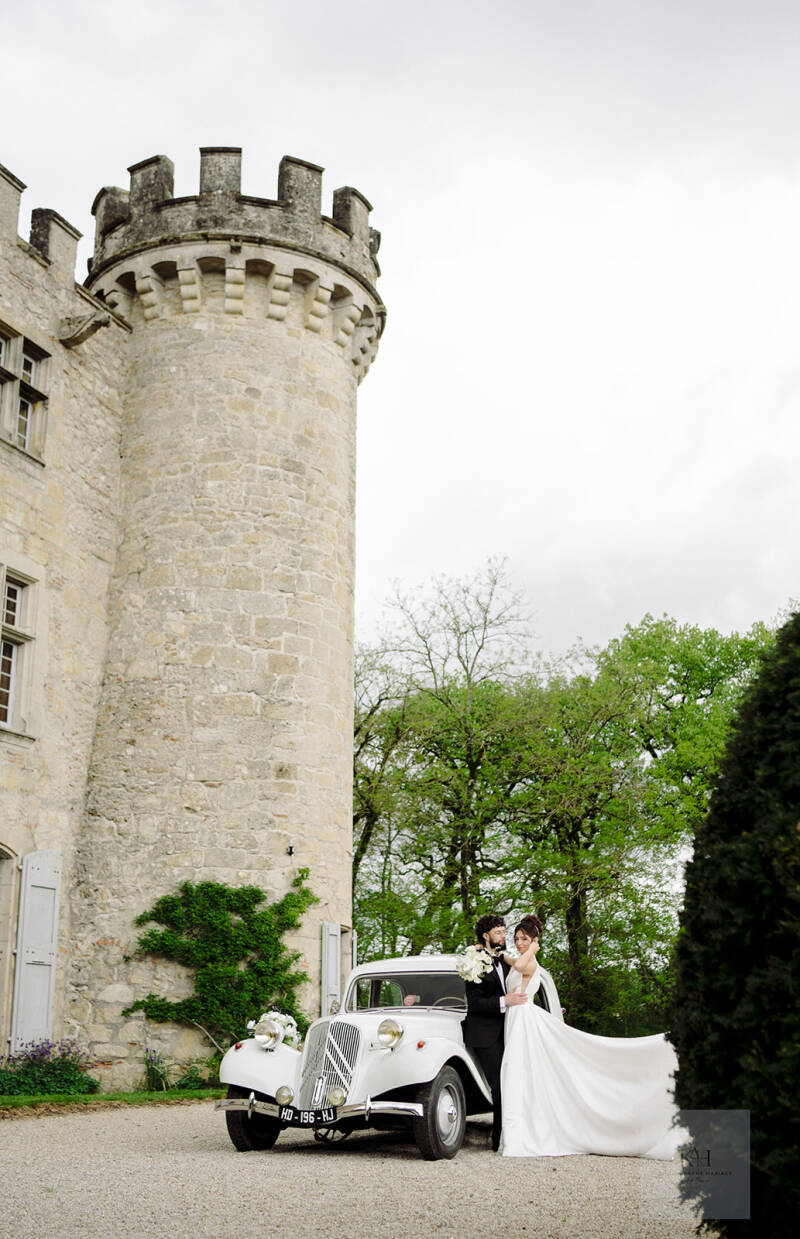 superbe et magnifique citroen traction avant ancienne de collection pour mariage balade évènements devant un chateau en attente des mariés et organiser par l'agence évènementielle "Histoires d'un jour"
