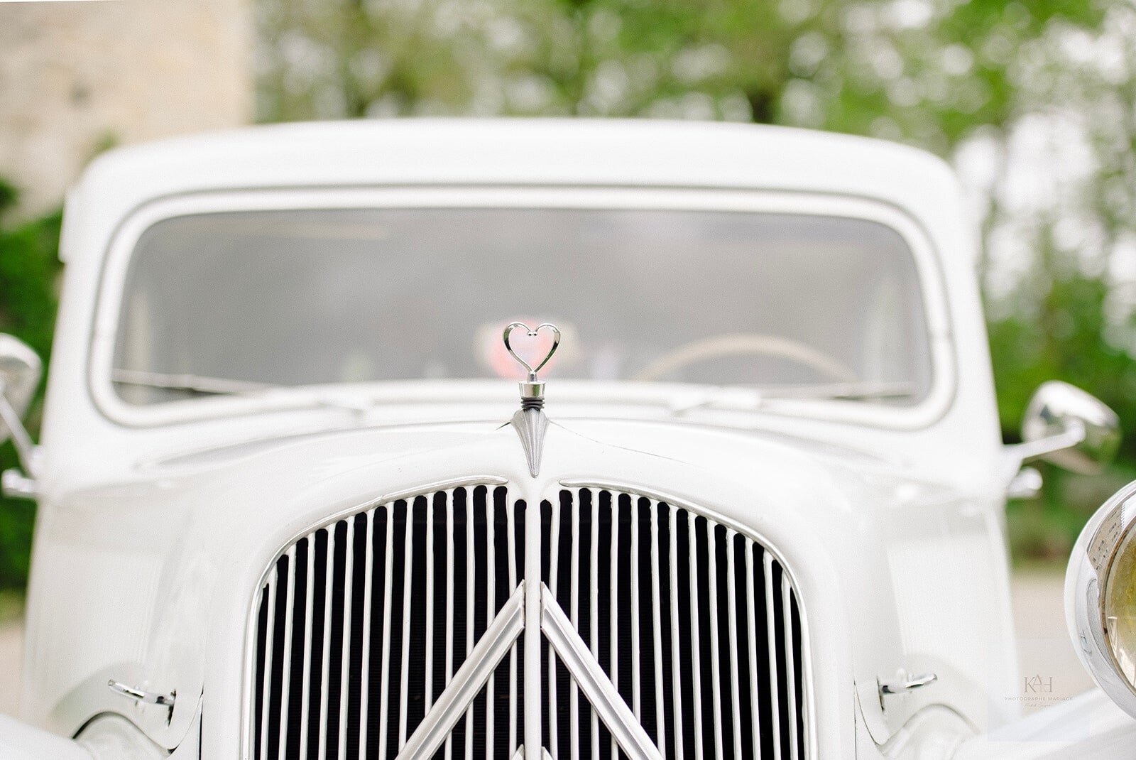 PHOTO DE LA CITROEN TRACTION AVANT BLANCHE 11B DE 1954 VEHICULE DE COLLECTION ANCIENNE POUR LES MARIAGES ET EVENEMENTS PRIVES SUR L'AVEYRON ET LE TARN