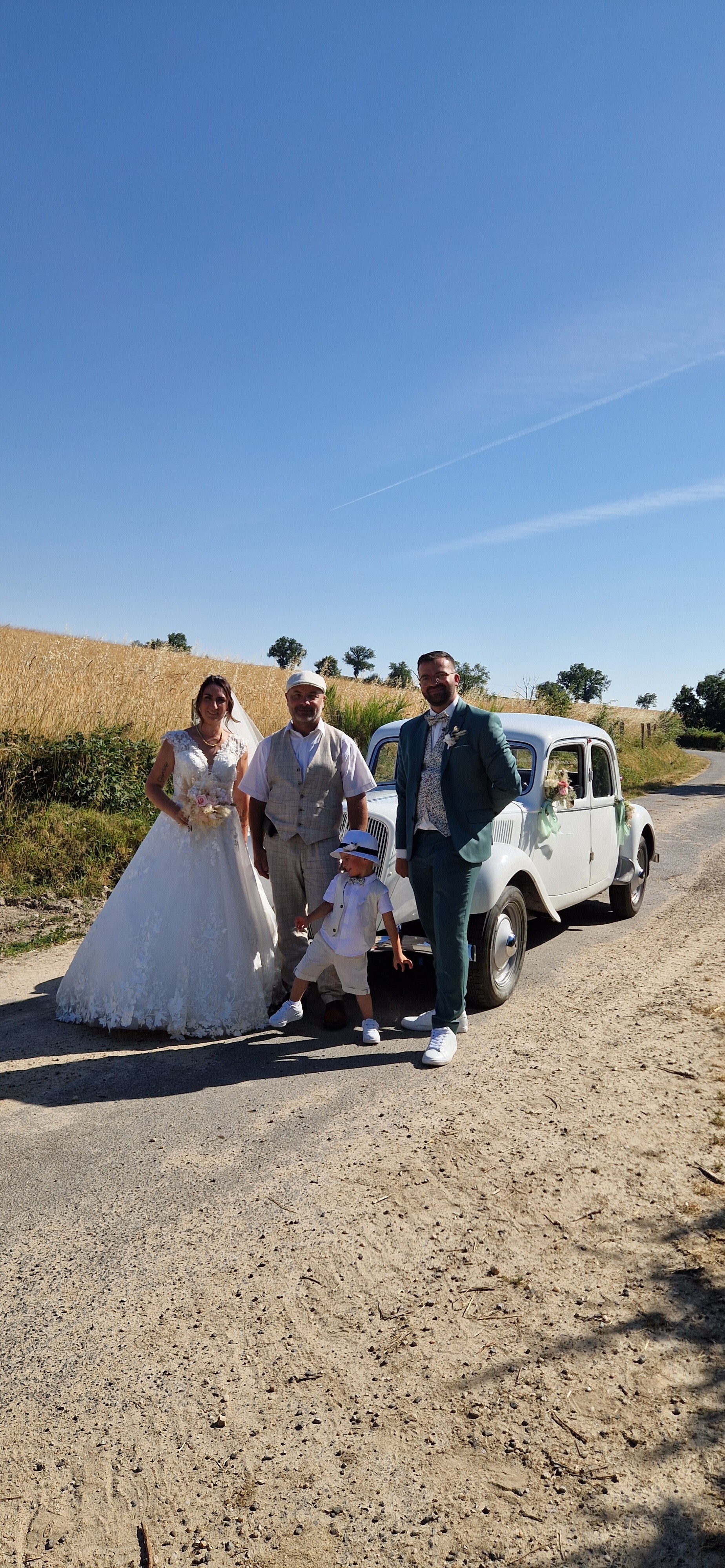photo de la voiture avec les mariés Alexandra et FLorian en 2026 pour leur mariage