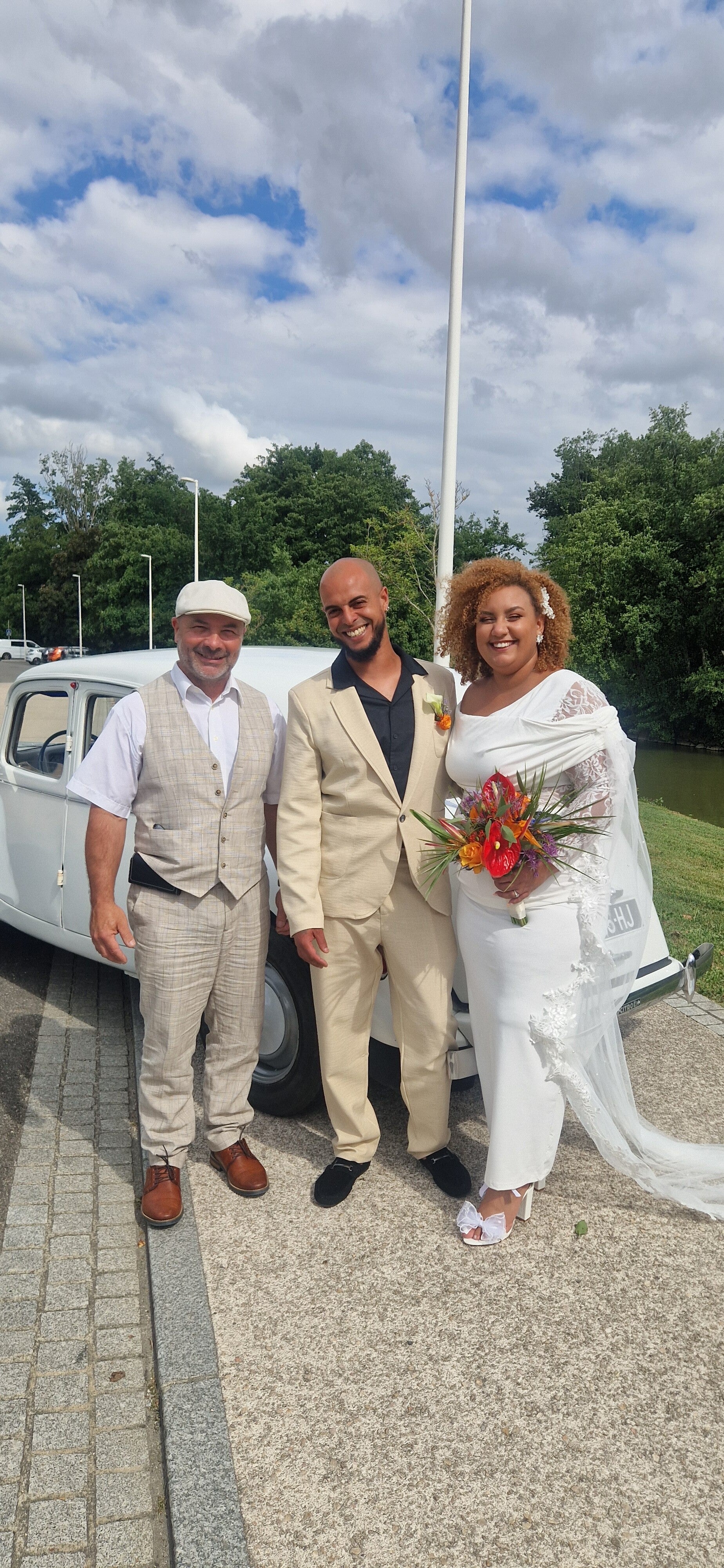 Photo de Laura et Jérôme lors de leur mariage à Rodez avec la Traction blanche
