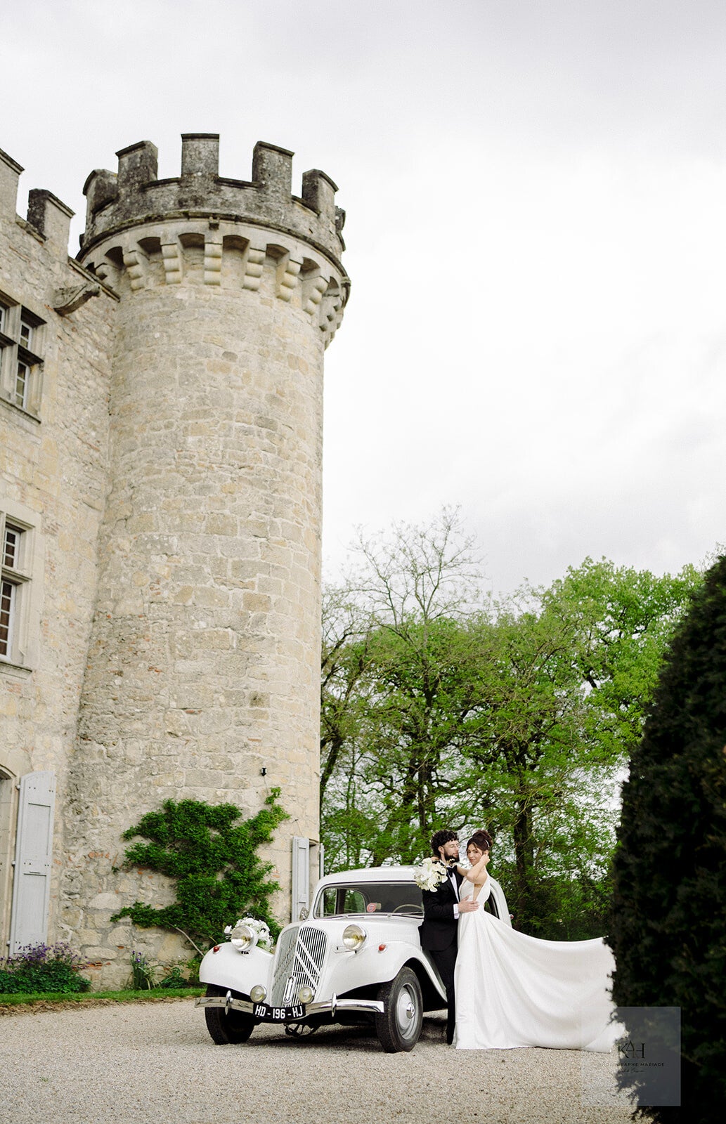 superbe et magnifique citroen traction avant ancienne de collection pour mariage balade évènements devant un chateau en attente des mariés et organiser par l'agence évènementielle "Histoires d'un jour"