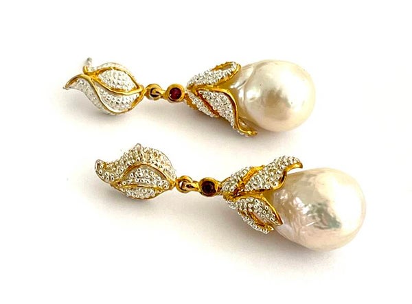 Zilveren oorbellen met Pearl en Rhodolite