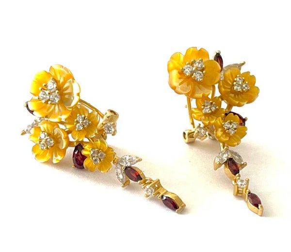 Zilveren bloemen oorbellen met Mother of pearl, Garnet en Zirkonia