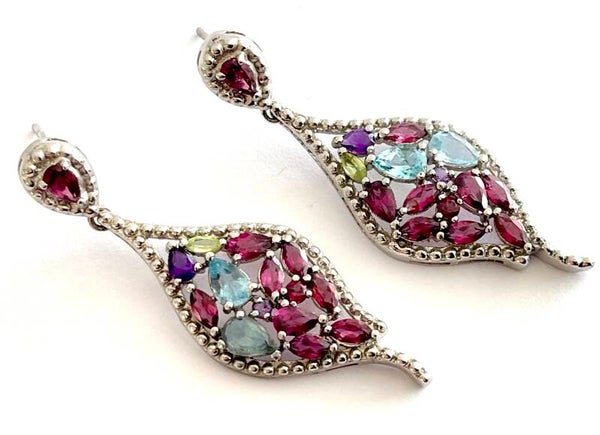 Zilveren oorbellen met rhodoliet, amethist, peridot en topaas.
