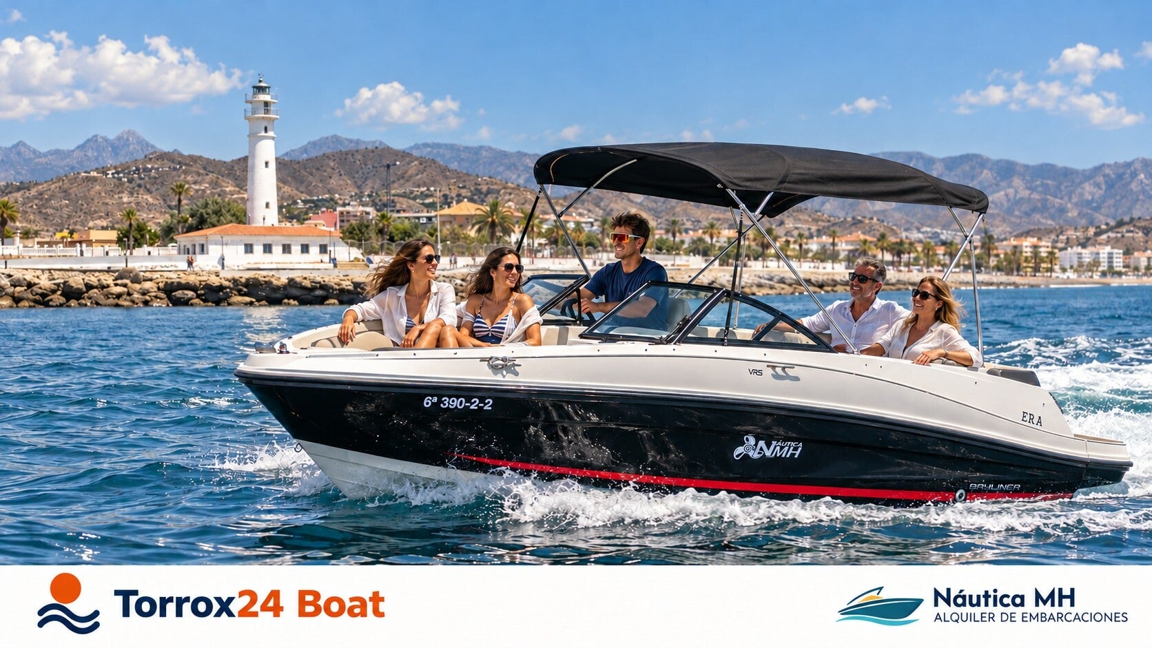 Fotomontage: Urlauber auf einer Bayliner VR5 vor dem Leuchtturm von Torrox Costa – Torrox24 Boat und Náutica MH.