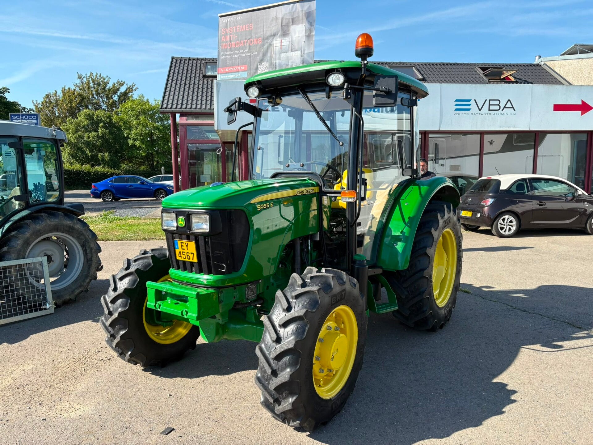 John Deere 5055E