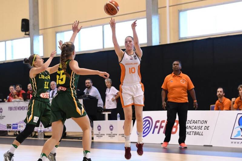 Met vijf driepunters bezegelde Maaike van Zeijl de winst tegen Litouwen, en belangrijker, handhaving in de A-divisie. © Fiba Europe