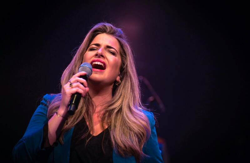 Je ziet het: Meike van der Veer heeft enorm veel talent. Met dat talent is ze met de jaren steeds meer gaan groeien, en ook op dit moment is er nog veel moois van haar te verwachten. Laat het verbinden, inspireren en emotioneren van mensen door haar optre