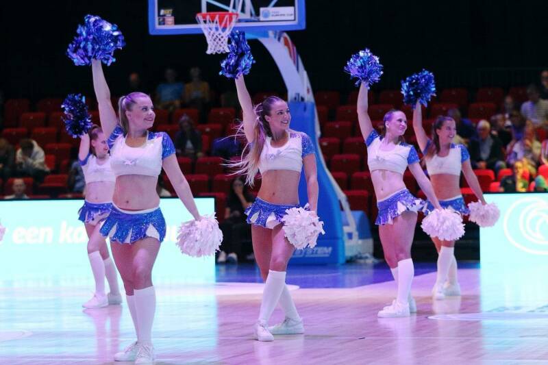 Legacy Dance Team is meer dan alleen performen en optreden. Deze meiden zijn in staat om net als Donar wat moois aan het publiek te geven! Elke time-out zorgt voor net zoveel entertainment en vermaak als tijdens een wedstrijd, uitgevoerd door een fantasti