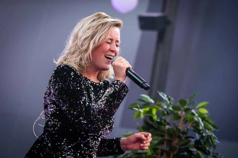 Ze kan zingen, ze kan performen, ze kan mensen een mooie avond bezorgen. Charlotte Fisser heeft echt enorm veel potentie!
