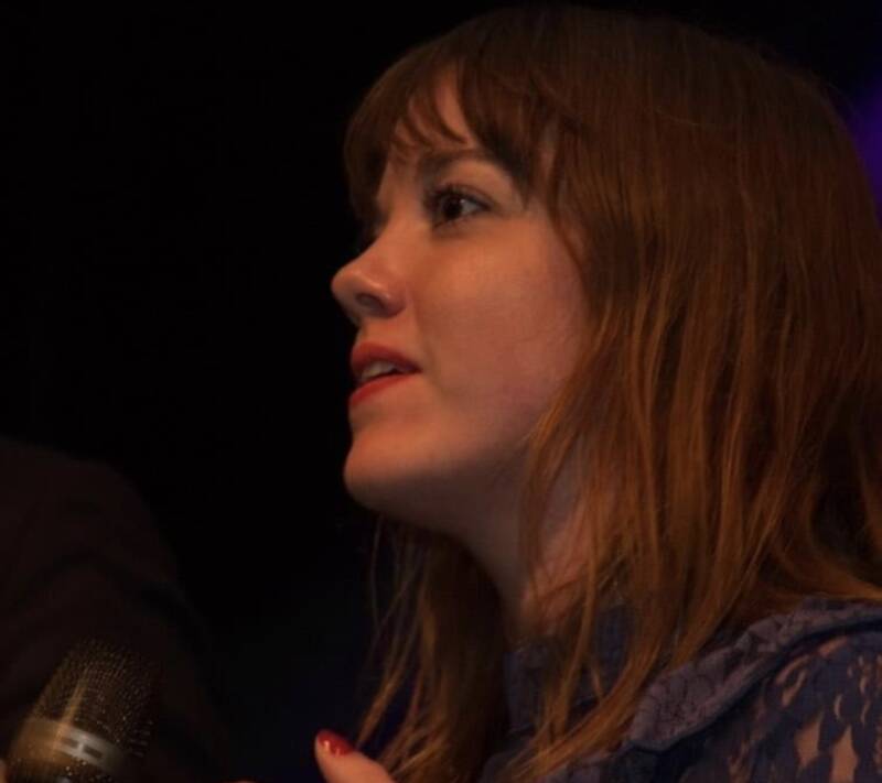 Dit zag Anne Hoogendoorn haarzelf al op jonge leeftijd doen: met een microfoon in haar hand op het podium staan. Dat is zeer goed gelukt!