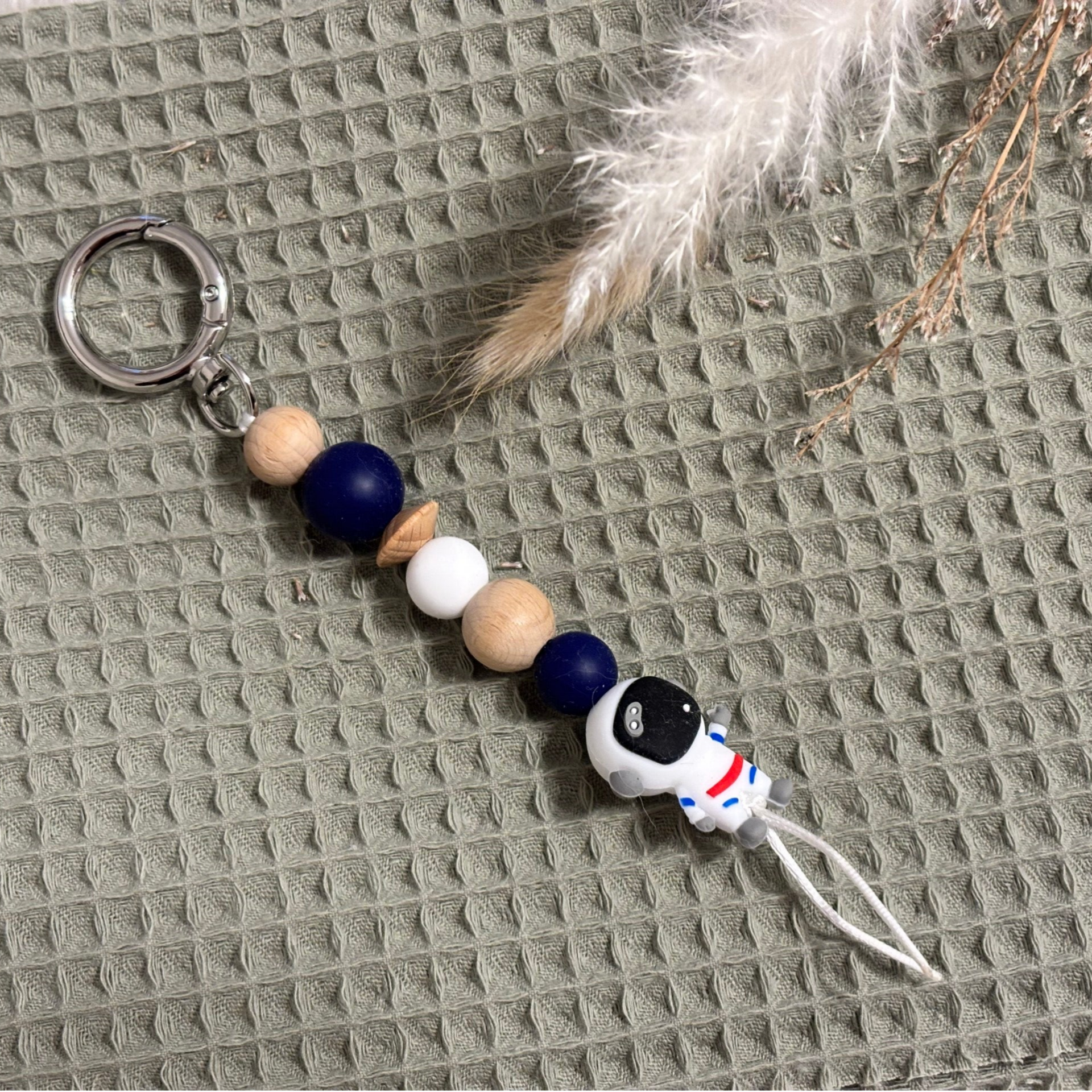 Schlüssel / Rucksackanhänger aus Naturholzbund Silikon ,,Astronaut ''