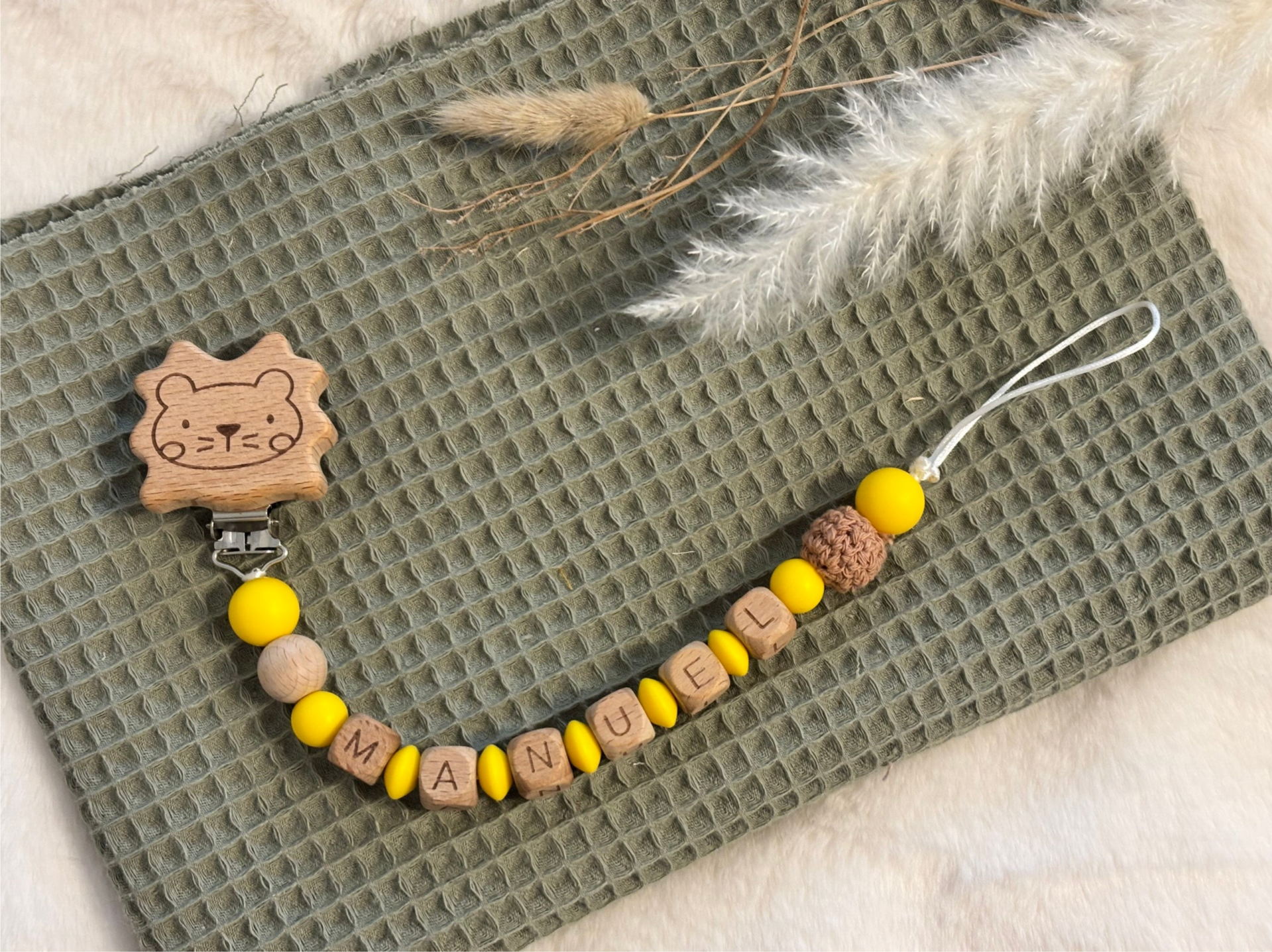 Nuggikette mit Namen aus Naturholz und Silikon ,, Löwe''