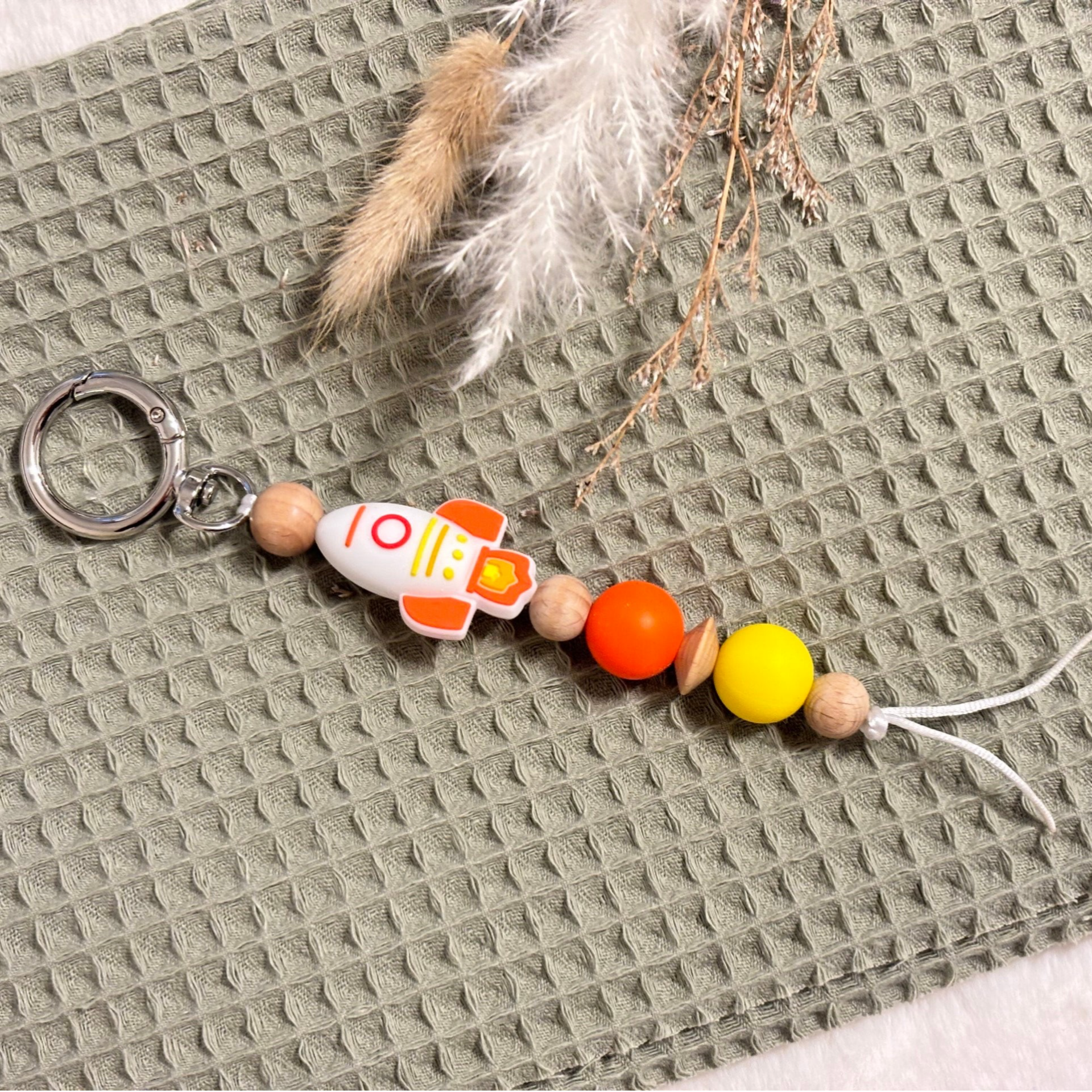 Schlüssel/Rucksackanhänger aus Silikon und Naturholz ,, Rakette ''