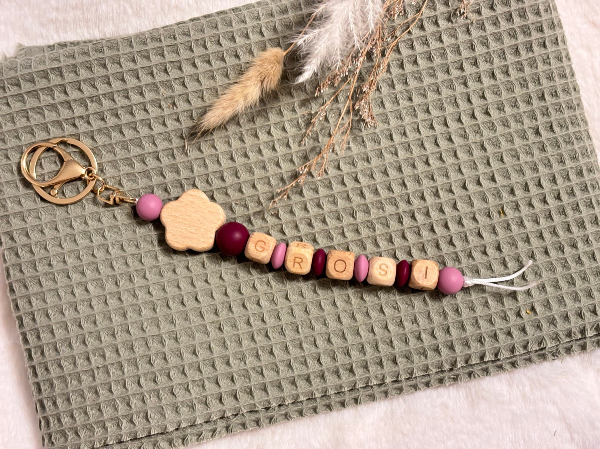 Schlüssel/Rucksackanhänger aus Naturholz und Silikon ,, Grosi ''