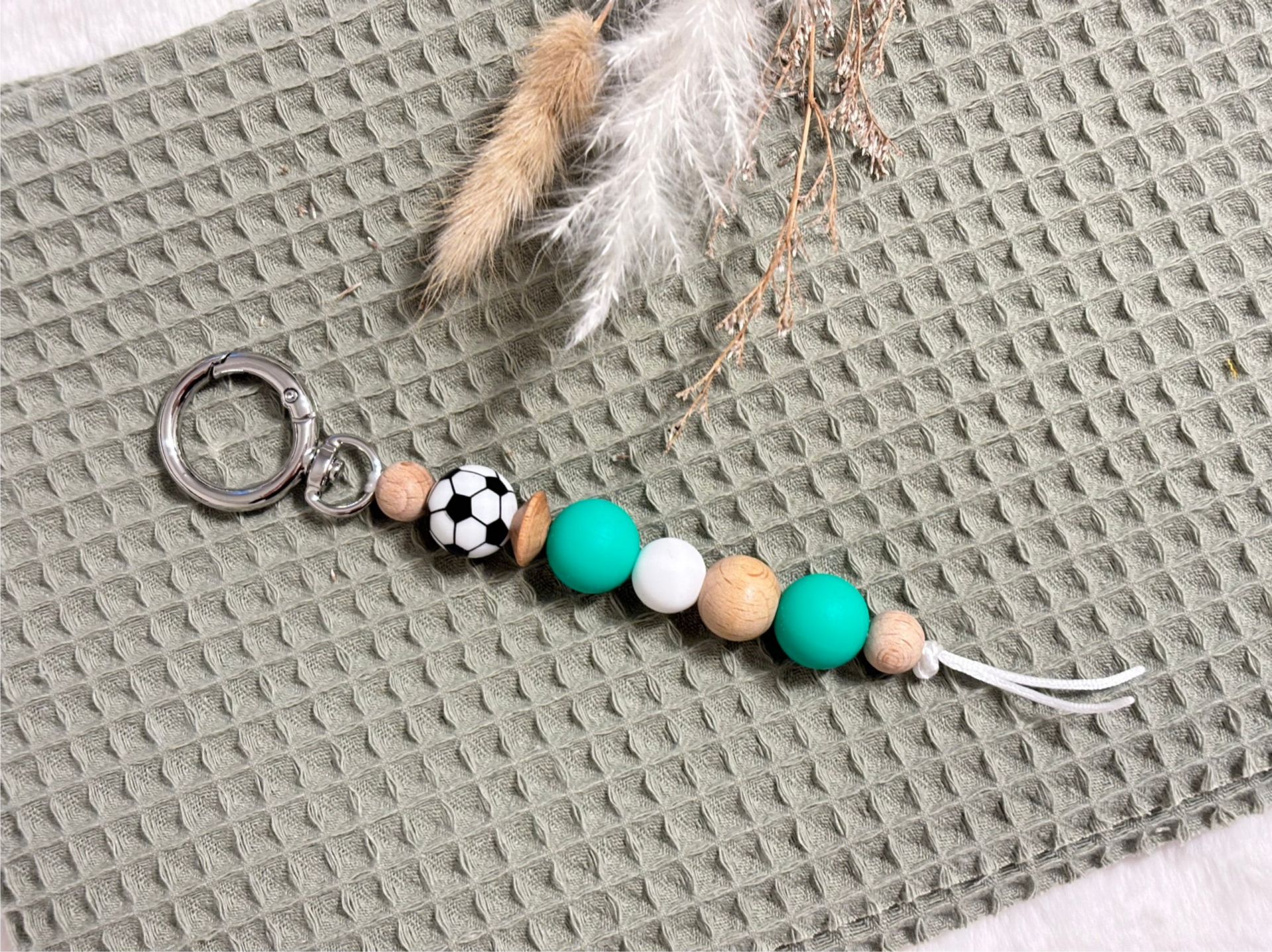 Schlüssel/Rucksackanhänger aus Naturholz und Silikon ,, Fussbll ''