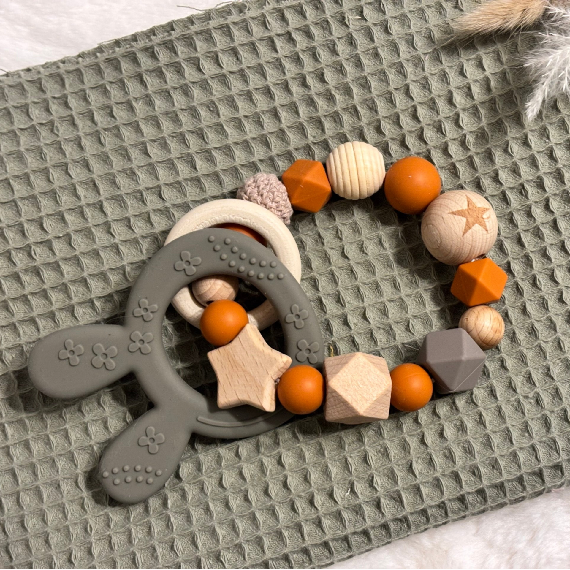 Beiss - und Greiffling aus Silikon und Naturholz Bunny/taupe