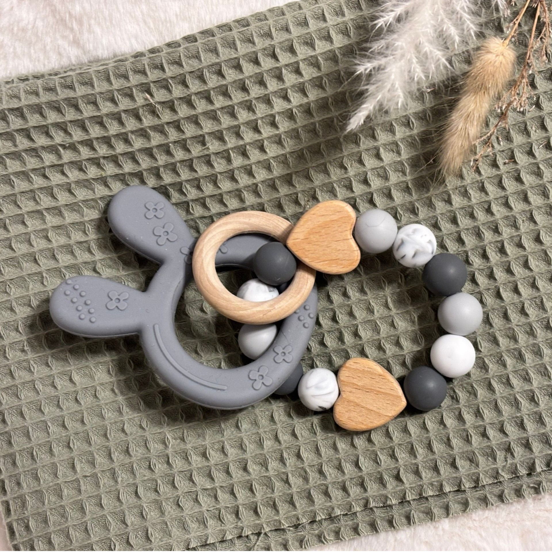 Beiss- und Greifring aus Naturholz und Silikon ,, grey Rabbit ''