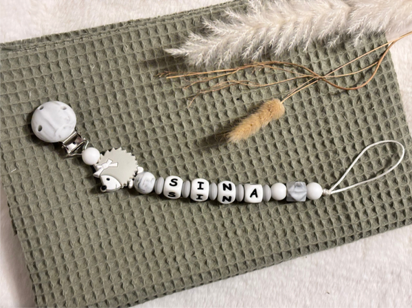 Nuggikette mit Name aus Silikon ,, grauer Igel''