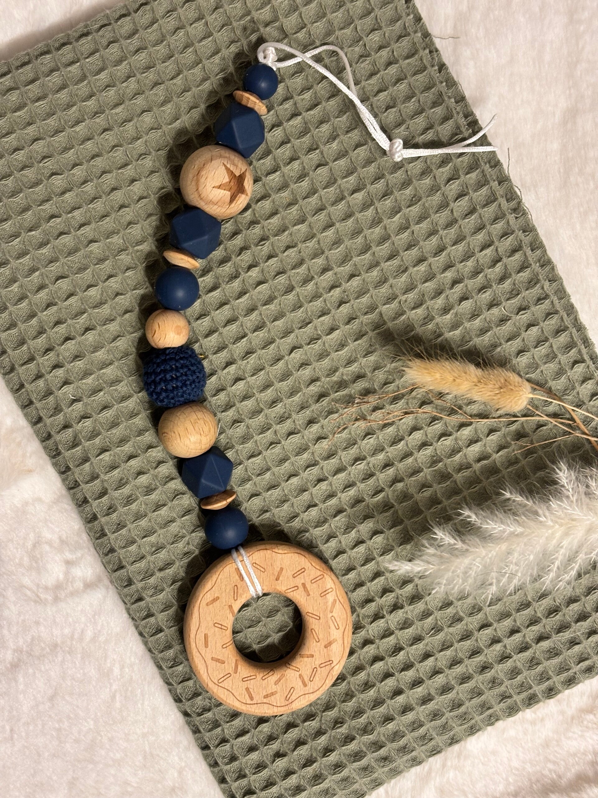 Maxicosy Anhänger aus Silikon und Holz Donut