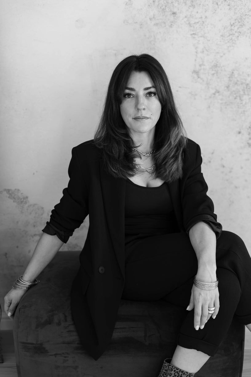 Céline Jeanne, coiffeuse et coloriste à domicile en Gironde, spécialisée en Grey Blending et coupe à sec