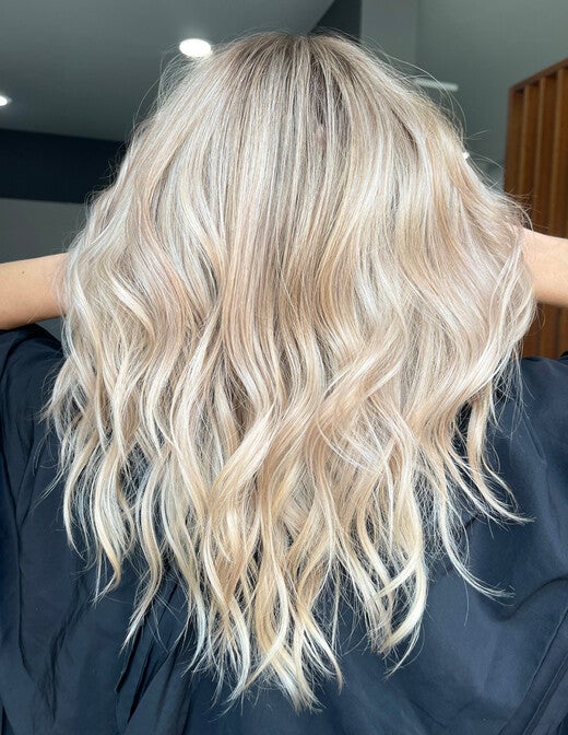 Blond intense sur cheveux longs – balayage à domicile en Gironde