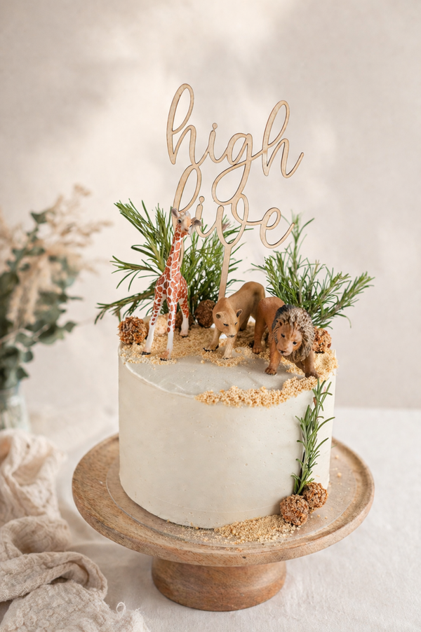 High Five Caketopper aus Holz – Individueller Schriftzug für Geburtstags- & Motto-Torten