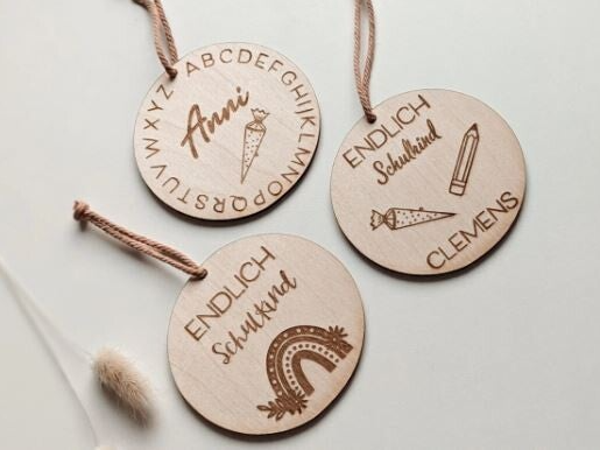 Personalisierter Anhänger zum Schulanfang – liebevoll graviert aus Holz. Der perfekte Begleiter für Schultüte, Schulranzen oder als einzigartiges Erinnerungsstück – individuell mit Name & Wunschmotiv gestaltet.
