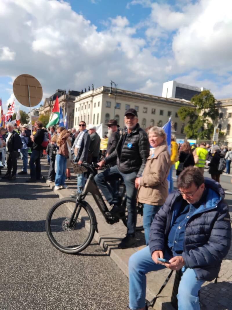 13-friedensdemo03-10-25berlin-standard.jpg
